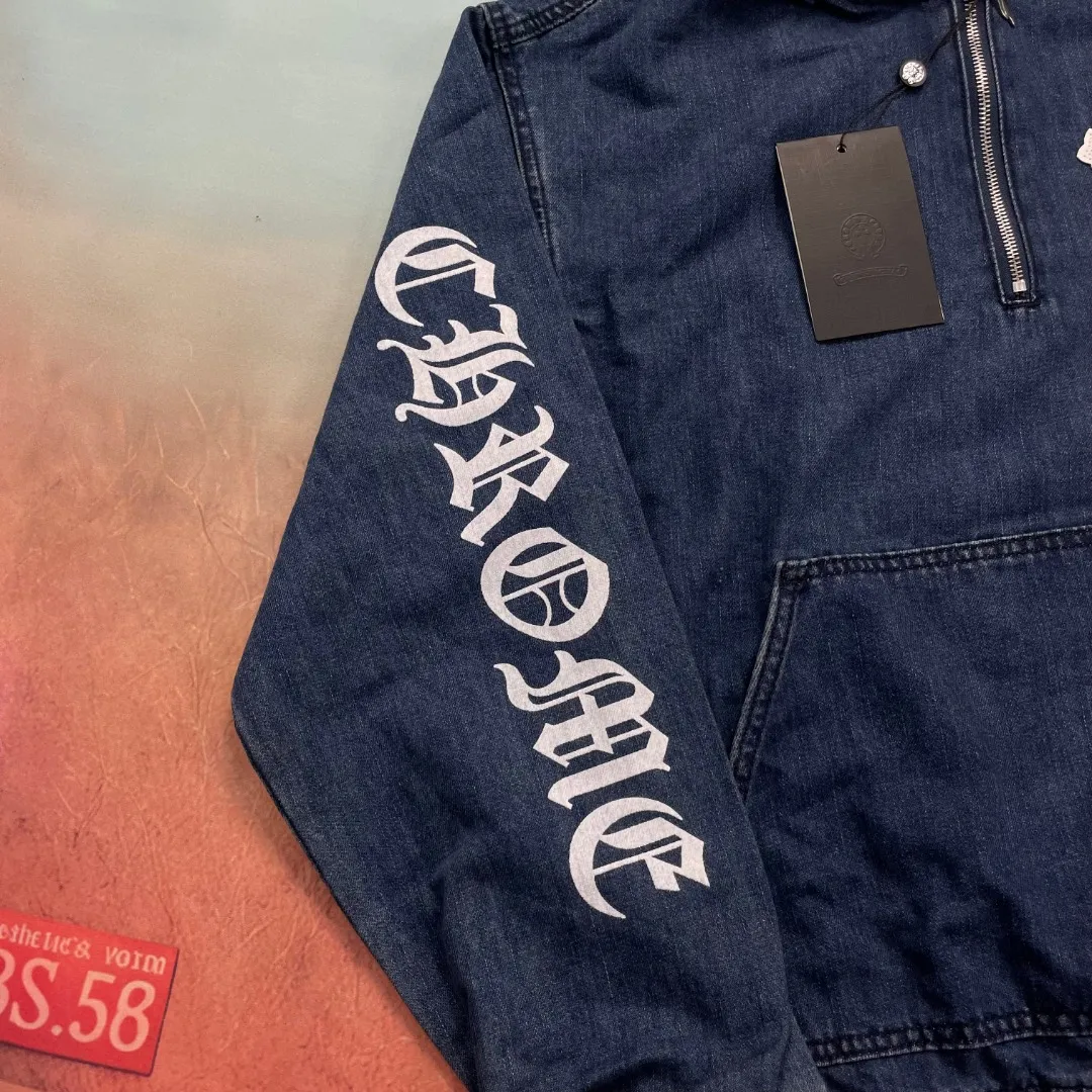 🅿️280 🔘Style number-KL251 🔘Cro heart𝐂𝐡𝐫𝐨𝐦𝐞 𝐇𝐞𝐚𝐫𝐭 25SS Sanskrit letter cross patchwork leather denim hooded jacket* Croixin’s designs are always eye-catching, and this new half-zip denim sweatshirt and hoodie is even more stunning! The simple blue and white color scheme is particularly refreshing, and the loose fit is super casual. It doesn't matter your figure, and looks good on anyone who wears it. Classic denim fabric with unparalleled texture. It is full of details, the leather logo is exquisite and luxurious, and the Sanskrit print adds a mysterious artistic atmosphere. Whether you are out on the street or hanging out with friends, this jacket can easily make you the center of attention. The matching suggestions are as follows: Casual sports style: wear a white or black pure cotton sports T-shirt underneath, and a pair of leggings sports pants, such as black or gray sweatpants. Put on a pair of sneakers, like Nike's Air Force 1 or Adidas' shell toe, and carry a simple backpack, which is full of energy and fashion. Street fashion style: Pair it with a pair of black or dark blue loose jeans, preferably with some holes or graffiti elements. Wear a short, colorful T-shirt from a trendy brand, such as a bright T-shirt from Stüssy. Put on a baseball cap, a pair of sunglasses, and a pair of high-top canvas shoes, such as Converse's high-top models, and you will instantly feel street fashion. Casual and lazy style: wear a loose white bottoming shirt and a pair of light-colored wide-leg pants, such as khaki or off-white. Wear a pair of casual mules or sneakers on your feet. The overall look is casual and lazy, perfect for going out or on vacation.  Size: S M L (46.48.50) Color: Blue